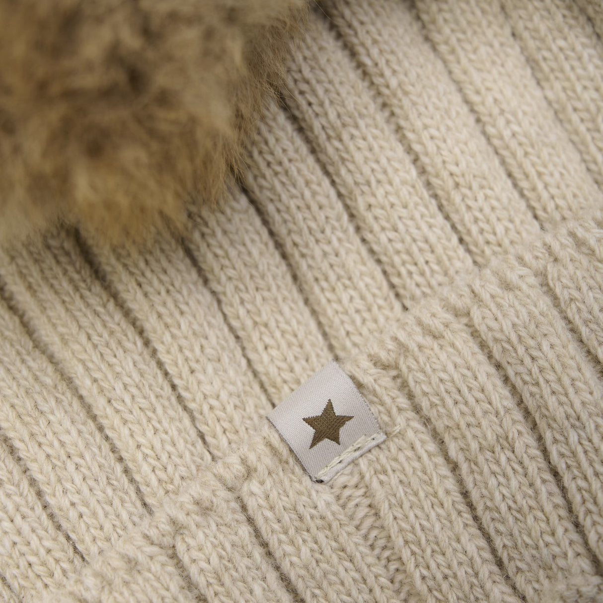 Huttelihut Sand Melange Mössa Stickad Alpaca Pompom
