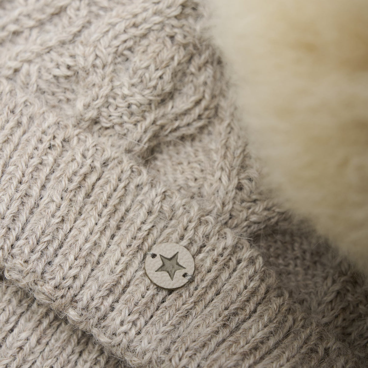 Huttelihut Camel Melange Mössa Ull Stickad Alpaca Pompom