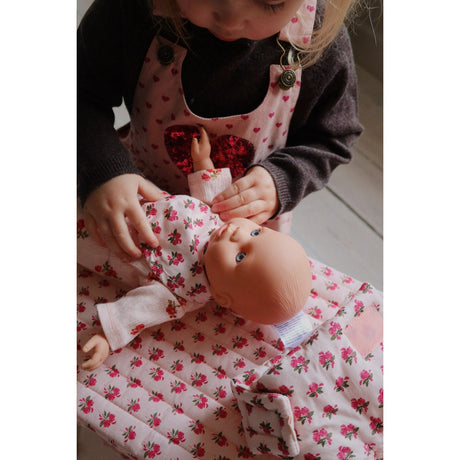 Konges Sløjd Rosie Rose Docka Nursery Sett