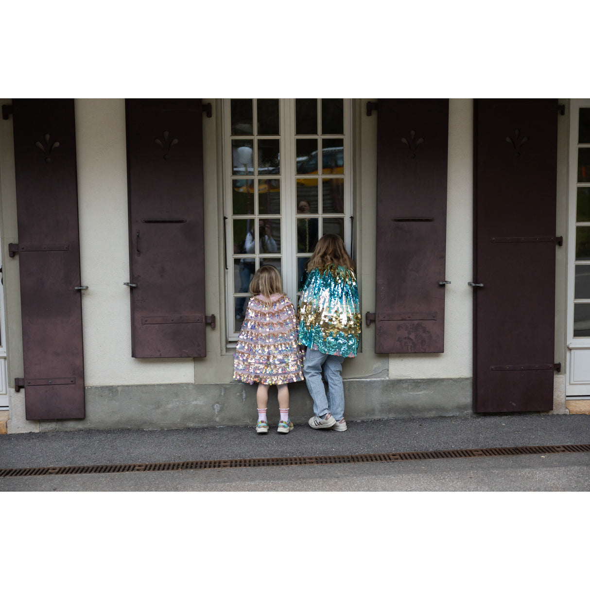 Great Pretenders The 5th Avenue Paillette Cape, Gold/Light Pink