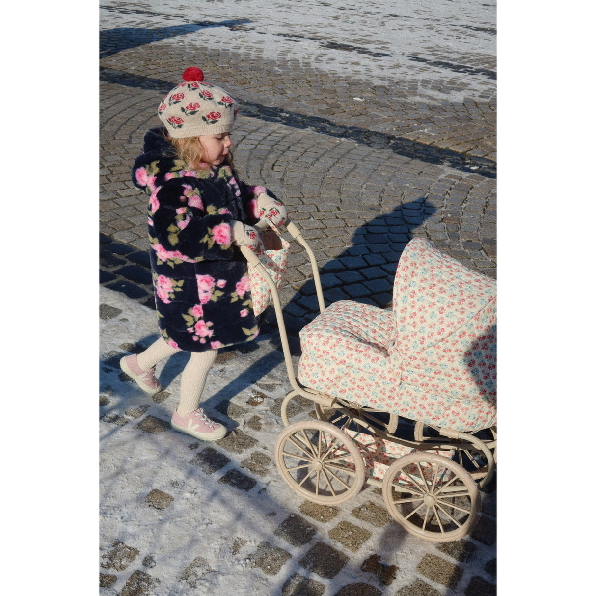 Konges Sløjd Lumina Minnie Docka Sittvagnar