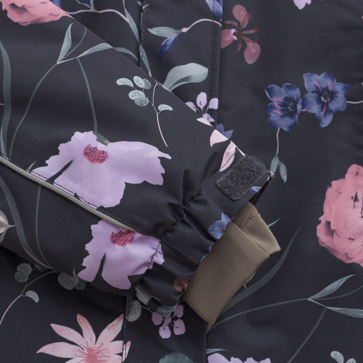 En Fant Ebony Flygdräkt W. Frills