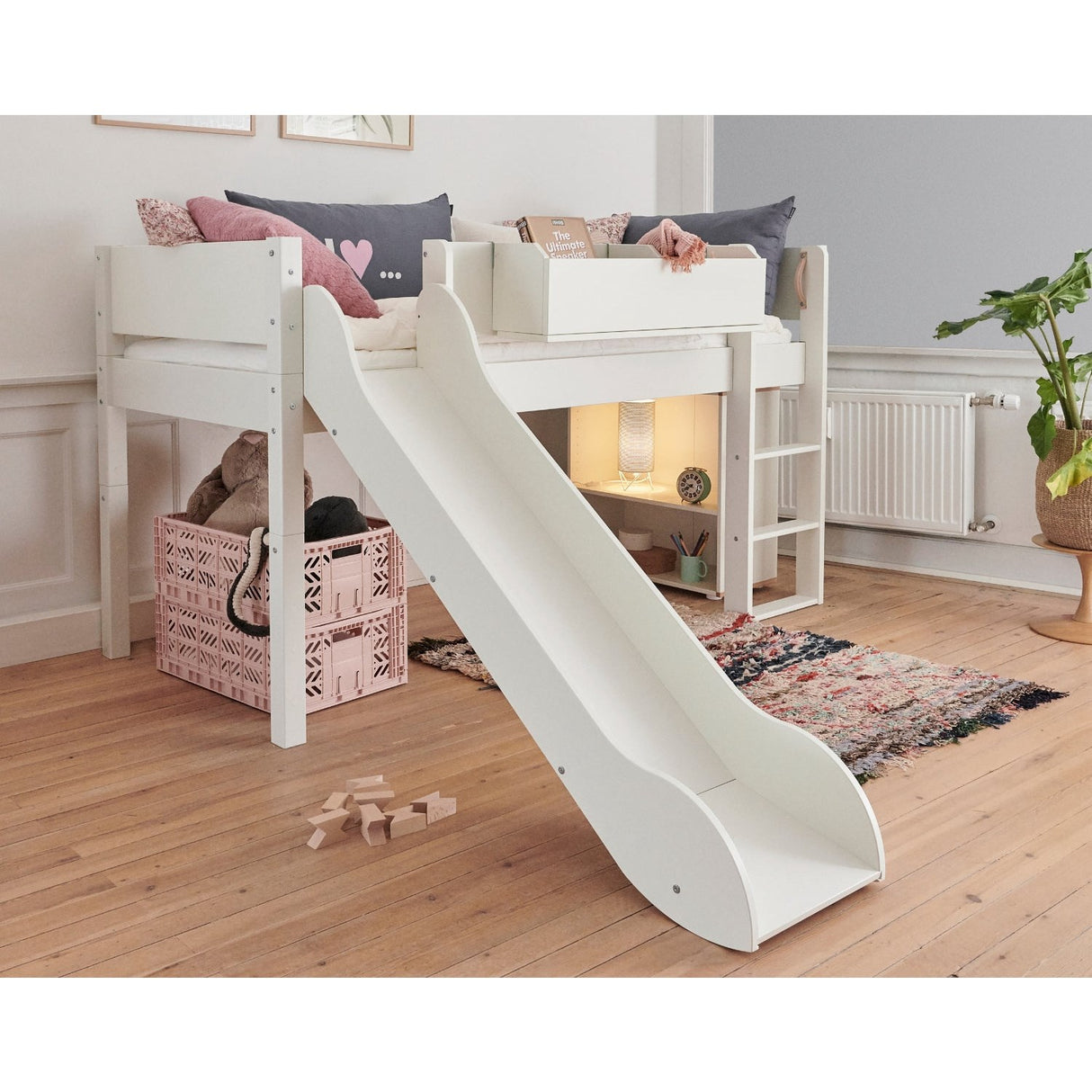 Manis-h Vilde Halvhøj Säng Med Skråstige