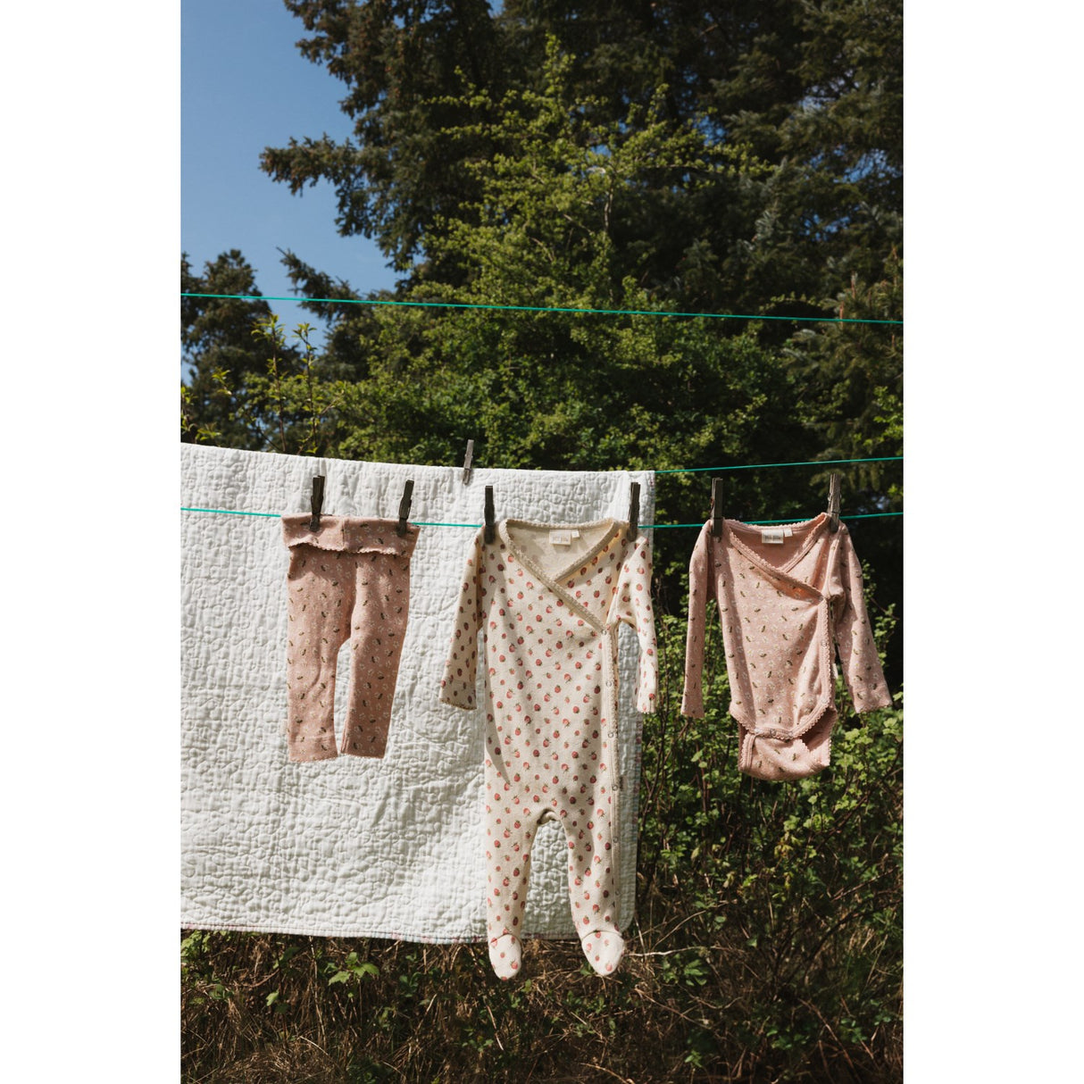 Petit Piao Fog Strawberry AOP PPDea L_S Byxdress Fold Feet NB