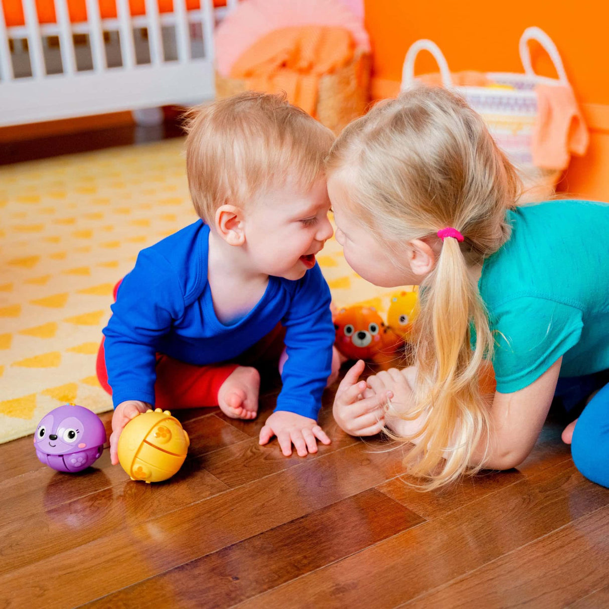 Bright Starts Giggables™ Roll & Chase Leksak