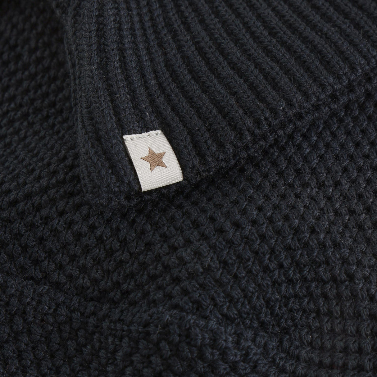 Huttelihut Dark Navy Elefanthatt Ull Stickad Windstop