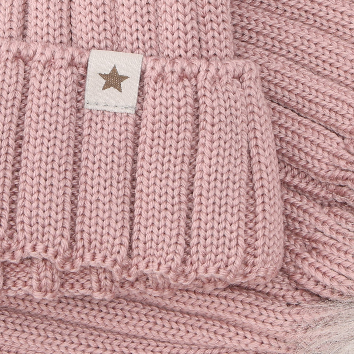 Huttelihut Woodrose Mössa Stickad Alpaca Pompom