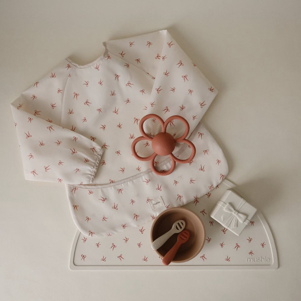 Mushie Bows Mushie Long Sleeve Haklapp - Bows