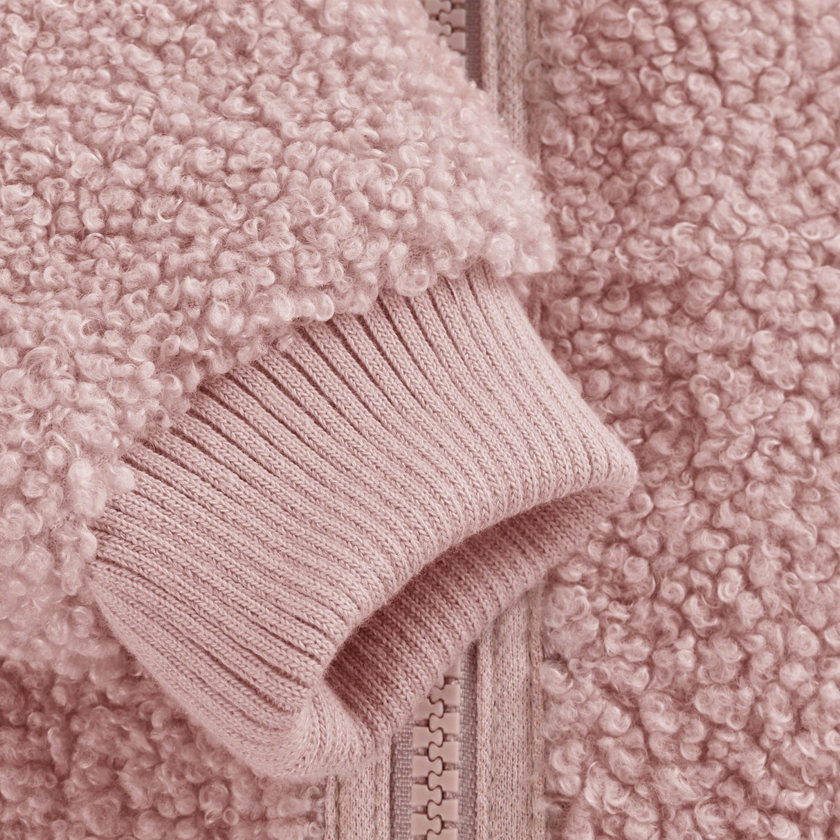 En Fant Adobe Rose Dräkt Nallebjörn