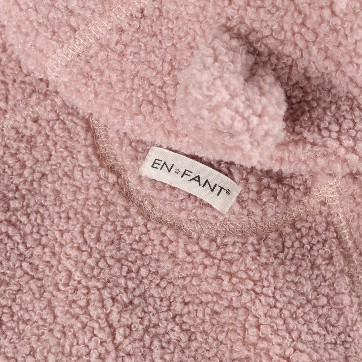 En Fant Adobe Rose Dräkt Nallebjörn