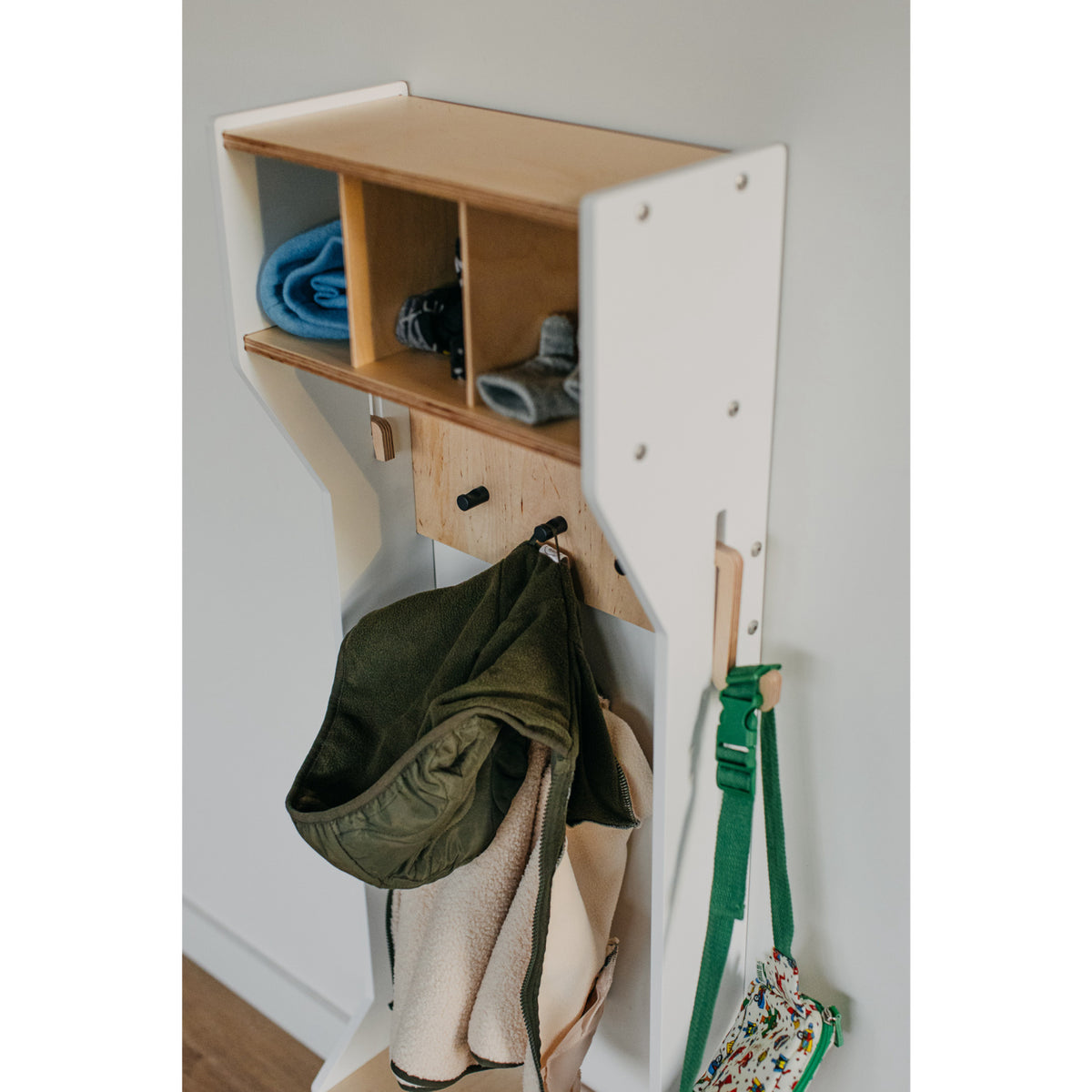 Duck Woodworks White Garderobe Outerwear