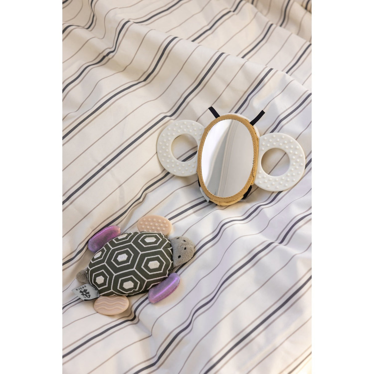 Sebra Turbo The Turtle Activity Skallra Med Spegel