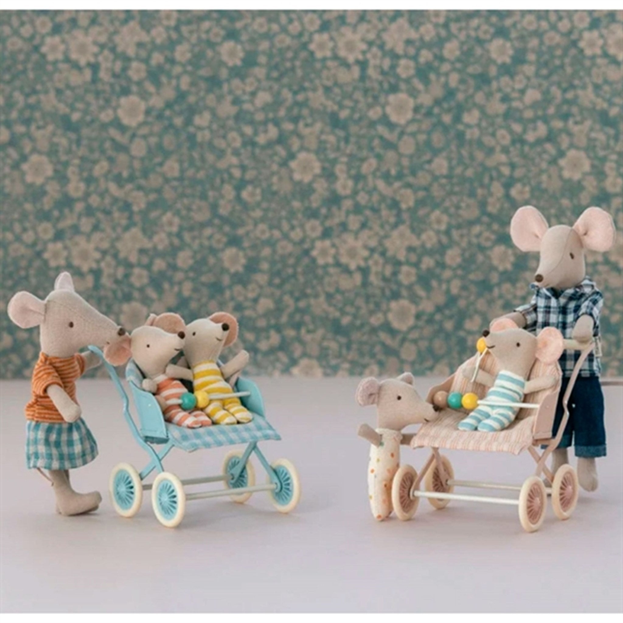 Maileg Barnvagn Baby Mouse Mint 2