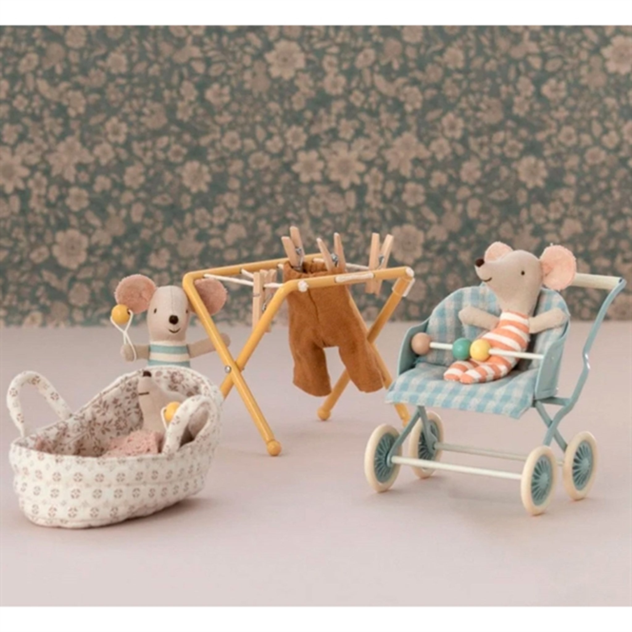 Maileg Barnvagn Baby Mouse Mint 3