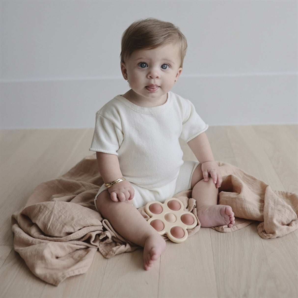 Mushie Aktivitetsleksaker Blomst Rose/Blush/Shifting Sand