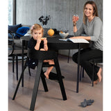 Stokke® Steps™ Chair Black inkl. Bouncer i Grey Clouds 2