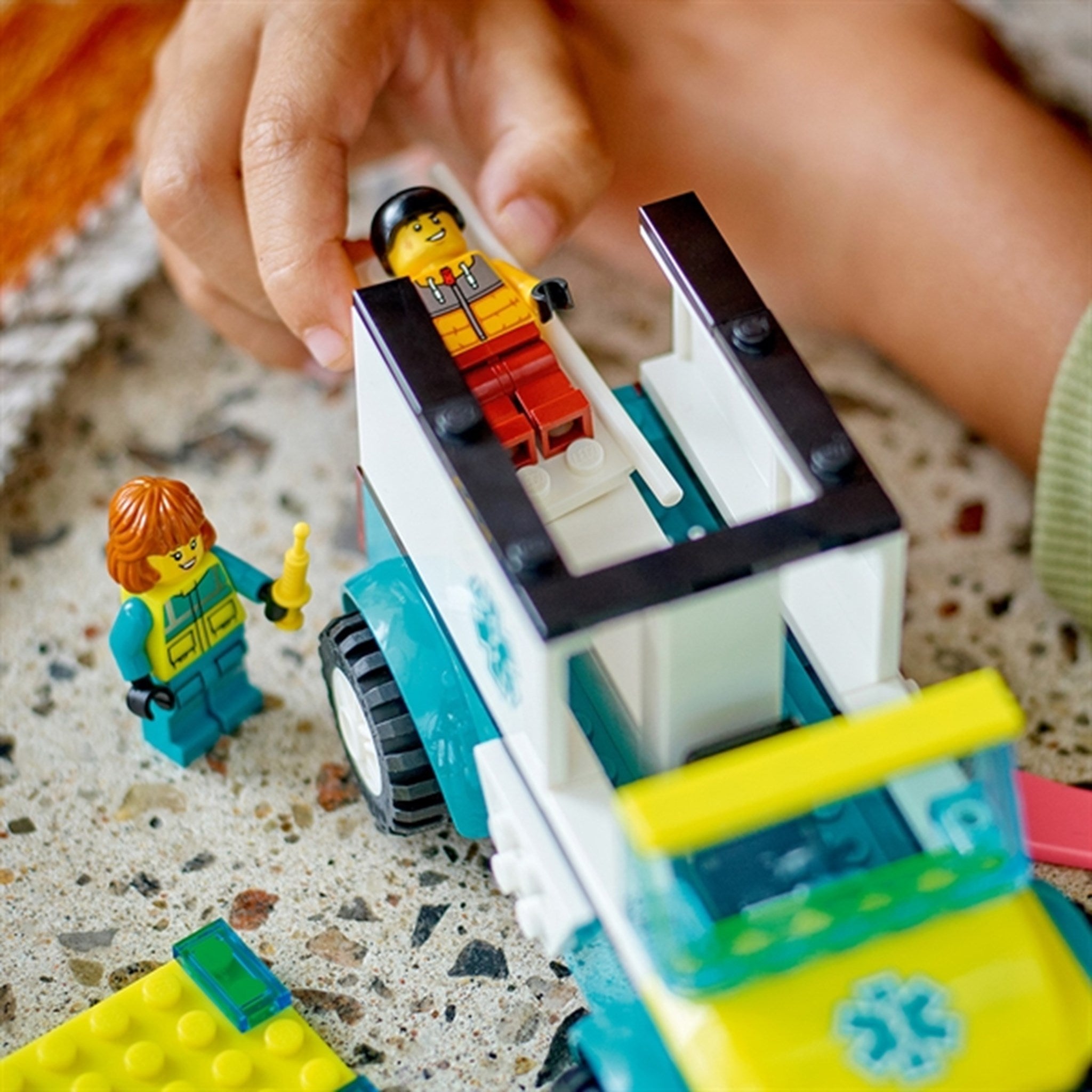 LEGO® City Ambulans och Snowboardåkare 3