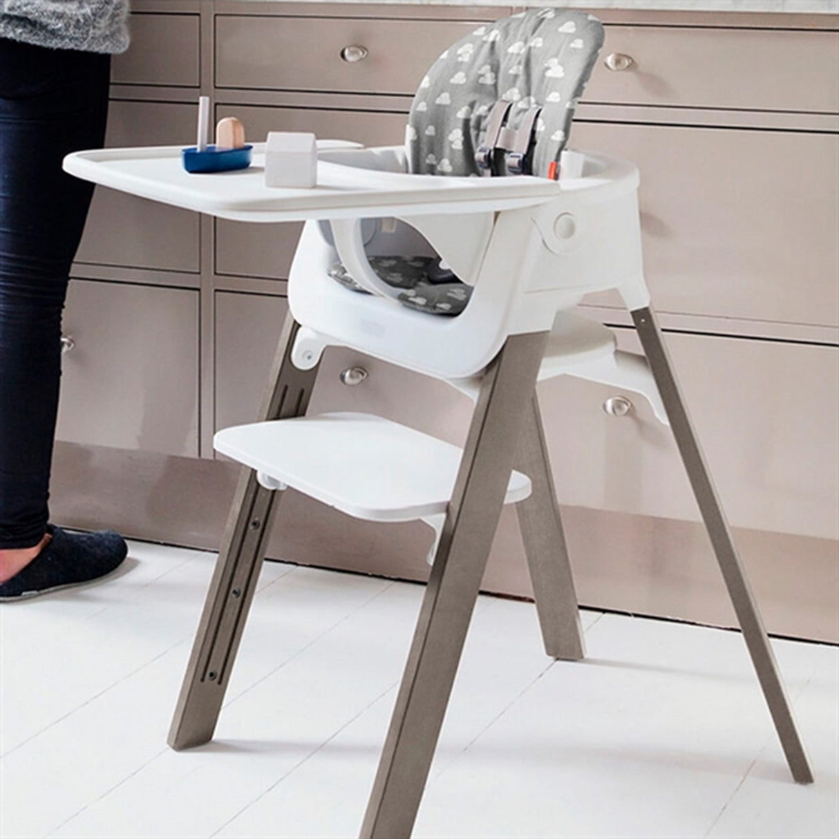 Stokke® Steps™ Chair White Hazy Grey Inkl. Bouncer i Grey Clouds 2